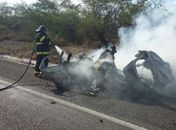Bombeiros no local do acidente