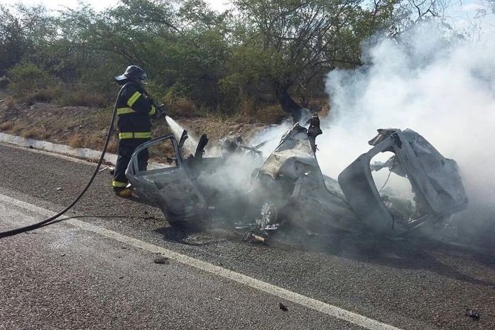 Bombeiros no local do acidente