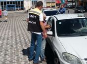 Durante fiscalização, SMTT autua táxis irregulares em Maceió