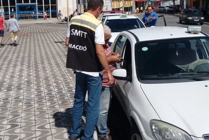 Durante fiscalização, SMTT autua táxis irregulares em Maceió