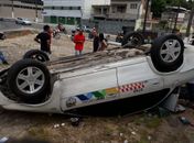 Veículo capotou nas imediações do extra