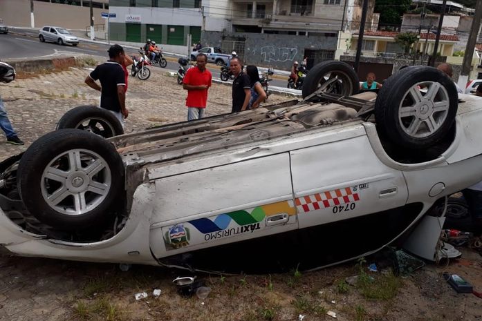 Veículo capotou nas imediações do extra