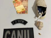 Durante abordagem, homem indica esconderijo de drogas em sapatinho de bebê e acaba preso