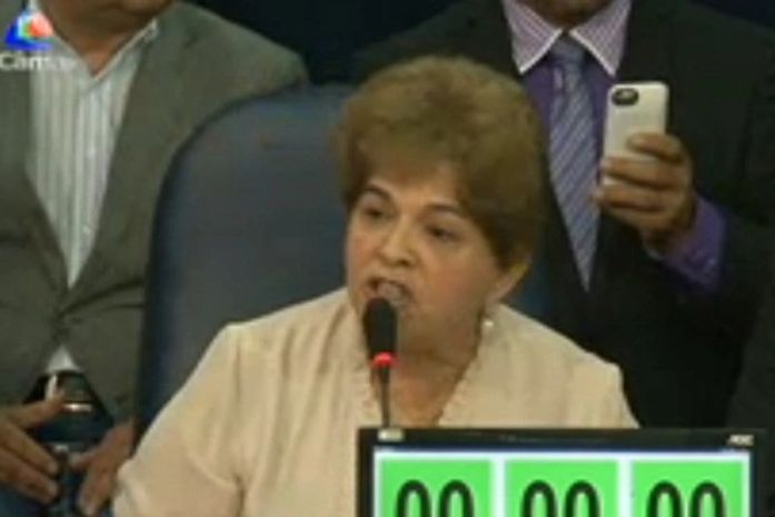 Secretária Ana Dayse durante sessão pública
