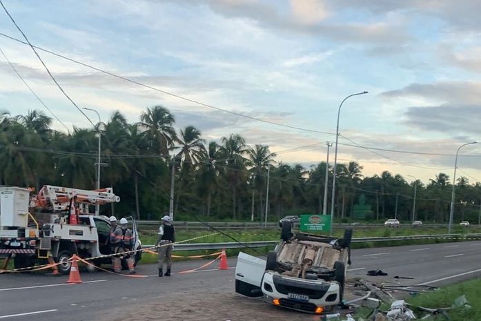 Duas pessoas morrem e duas ficam feridas após veículo de passeio bater em poste e capotar, no Trevo do Polo
