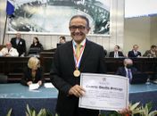 Dep Inácio homenageia Alberto Rostand Lanverly com a comenda Divaldo Suruagy⠀