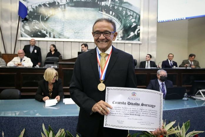 Dep Inácio homenageia Alberto Rostand Lanverly com a comenda Divaldo Suruagy⠀