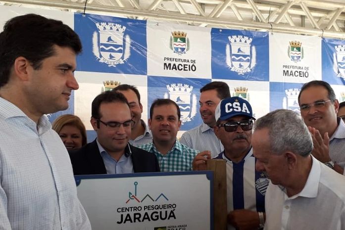 Prefeito Rui Palmeira inaugurando Centro Pesqueiro