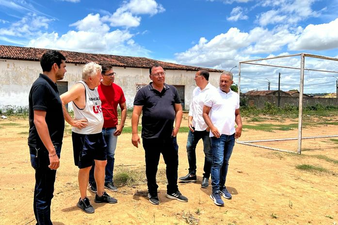 Secretaria de Esporte vistoria ginásio e campos de futebol de Arapiraca para melhorias de infraestrutura