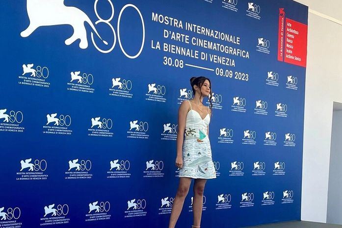 Atriz alagoana estreia no Festival de Cinema de Veneza com vestido bordado à mão confeccionado por ateliê penedense