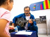 Musicoterapia fortalece desenvolvimento de crianças com TEA e aproxima famílias na Casa do Autista de Maceió