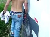 Menor foi baleado no braço ao tentar assaltar van; comparsa fugiu.