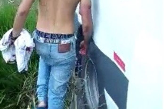 Menor foi baleado no braço ao tentar assaltar van; comparsa fugiu.