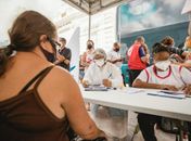 Ônibus da vacina imuniza pessoas a partir de 40 anos na Praça Deodoro nesta quarta (30)