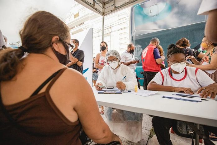 Ônibus da vacina imuniza pessoas a partir de 40 anos na Praça Deodoro nesta quarta (30)