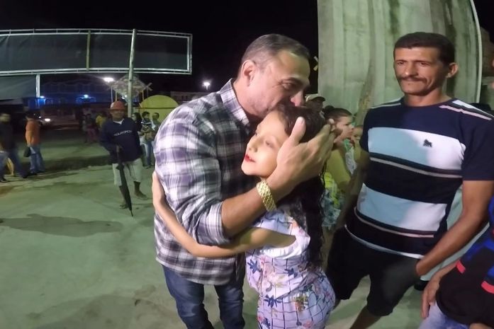 Prefeito Leopoldo Pedrosa abraçando o povo