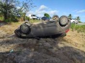 Carro capotou em trecho da AL-101 Sul.