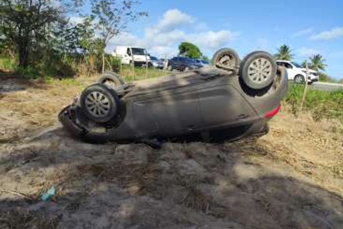 Carro capotou em trecho da AL-101 Sul.