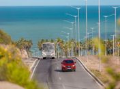 Motociclista fica ferido após colidir com ônibus, na Rota do Mar