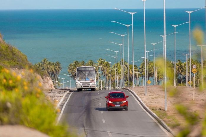 Motociclista fica ferido após colidir com ônibus, na Rota do Mar