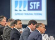 Governador Renan Filho entre governadores, no STF