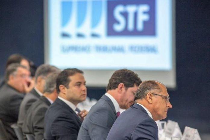 Governador Renan Filho entre governadores, no STF