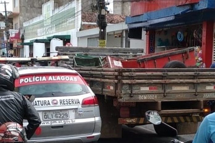 Clima tenso: Ambulantes são obrigados a deixar o Centro Comercial de Arapiraca