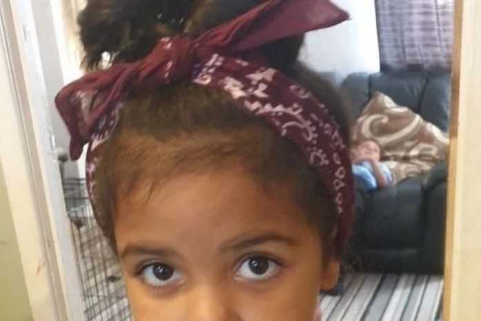 Aos 6 anos,Aeesha Ali passa talco nas bochechas para parecer branca.