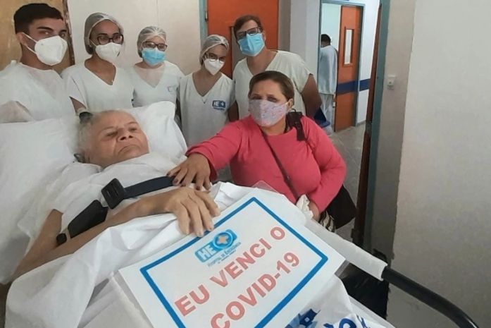Após 138 dias internada com Covid-19, idosa de 75 anos tem alta no HE do Agreste