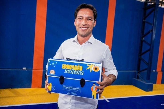 Rodrigo Cunha entrega mais de cinco mil kits inéditos para crianças e estudantes atípicos e reforça suporte à educação inclusiva na rede