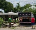 Caçamba desgovernada atravessa canteiro, atinge carro e barraca próxima à Ufal, em Maceió
