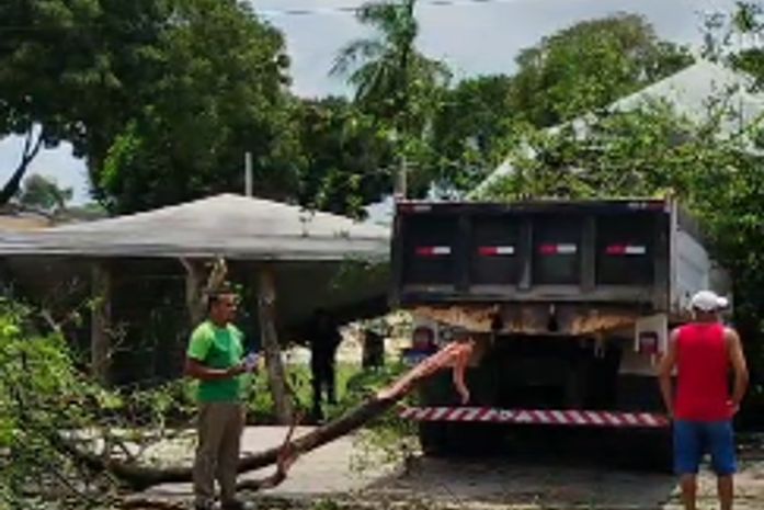Caçamba desgovernada atravessa canteiro, atinge carro e barraca próxima à Ufal, em Maceió