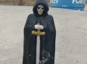 PC investiga estátua de caveira colocada em frente à igreja em Cacimbinhas  