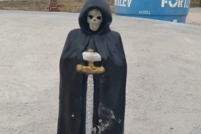 PC investiga estátua de caveira colocada em frente à igreja em Cacimbinhas