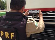 Em abordagem de rotina, policias rodoviários federais descobrem rádio comunicador dentro de caminhão