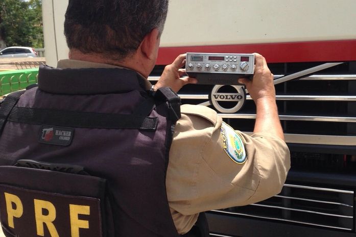 Em abordagem de rotina, policias rodoviários federais descobrem rádio comunicador dentro de caminhão