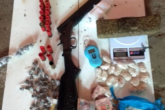 Polícia estoura ponto de comercialização de drogas em Murici e prende suspeito