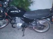 Motocicleta apreendida com queixa de roubo no bairro do Vergel