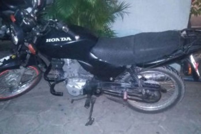 Motocicleta apreendida com queixa de roubo no bairro do Vergel
