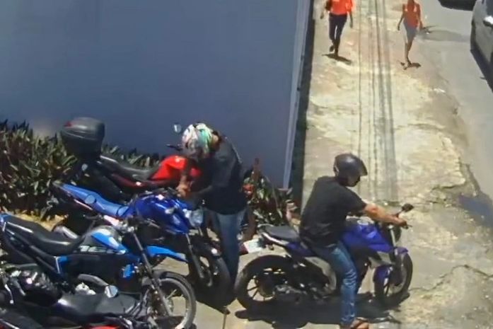 Moto com registro de roubo é apreendida em oficina de Maceió; PC divulgou momento do crime