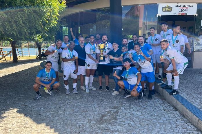 Prefeito de Traipu, Lucas Santos, comemora com os jogadores e comissão técnica do Esporte Clube Traipu