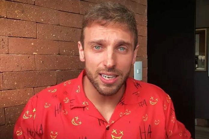 Maceió recebe “PERTUBADOR”, de Léo Lins neste sábado (30) em Maceió