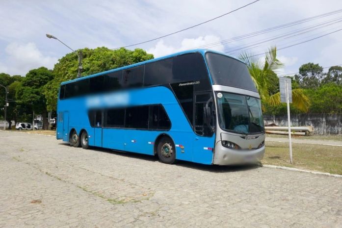 Agentes de trânsito flagram ônibus com transporte turístico irregular em Maceió