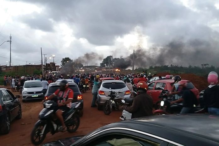 Devido ao protesto de moradores, um grande congestionamento se formou na região