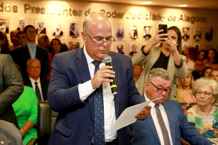 Presidente Fernando Tourinho durante leitura do Termo de Posse. 
