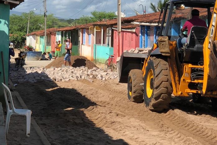 Nesses últimos finais de semanas; ruas e mais ruas estão ganhando calçamento e outras asfaltos