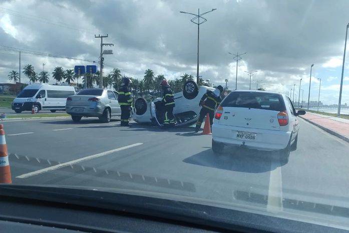 Carro capota após colisão no Pontal e provoca congestionamento na AL-101 Sul