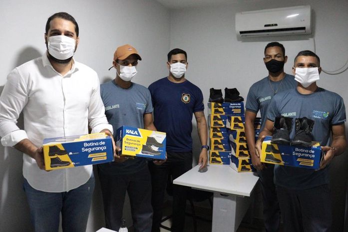 Prefeitura de Santana do Mundaú entrega botinas de segurança para os vigilantes municipais