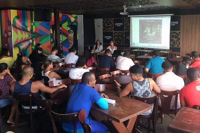 Juizado da Mulher promove palestra sobre violência para funcionários de choparia
