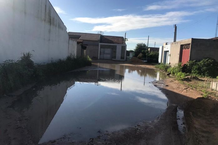 "Piscinão" em rua do Bairro Nova Esperança em Arapiraca dificulta mobilidade dos moradores